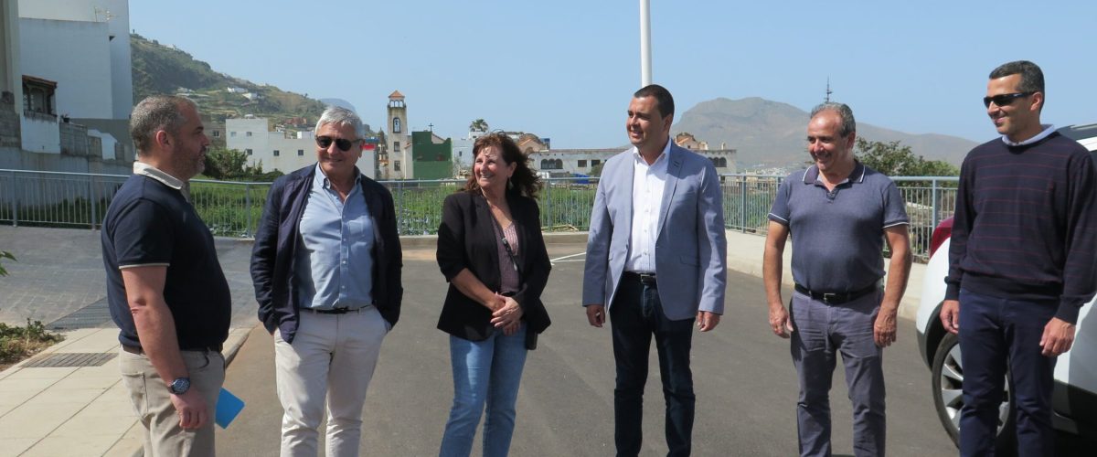 Los representantes politicos acompanados de los tecnicos durante la visita a la parcela urbanizada scaled