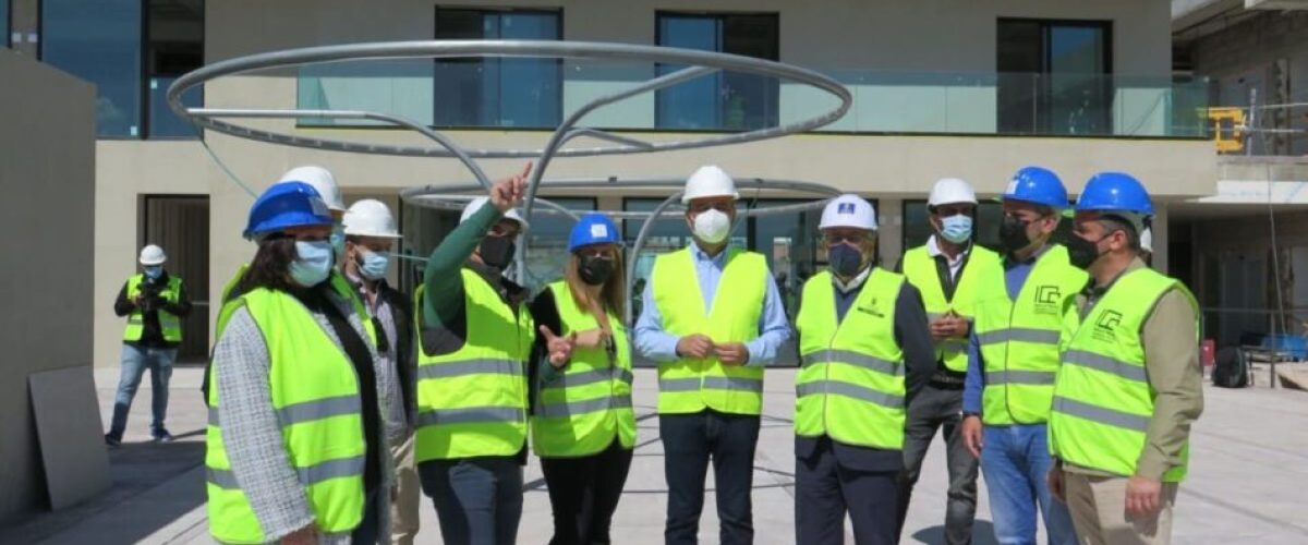 Los representantes politicos y tecnicos en la visita a las obras del Complejo Sociosanitario