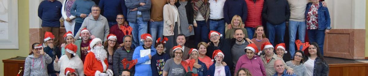 Los usuarios del Centro Ocupacional y el grupo de gobierno en la felicitación mutua de Navidad en el Teatro Consistorial