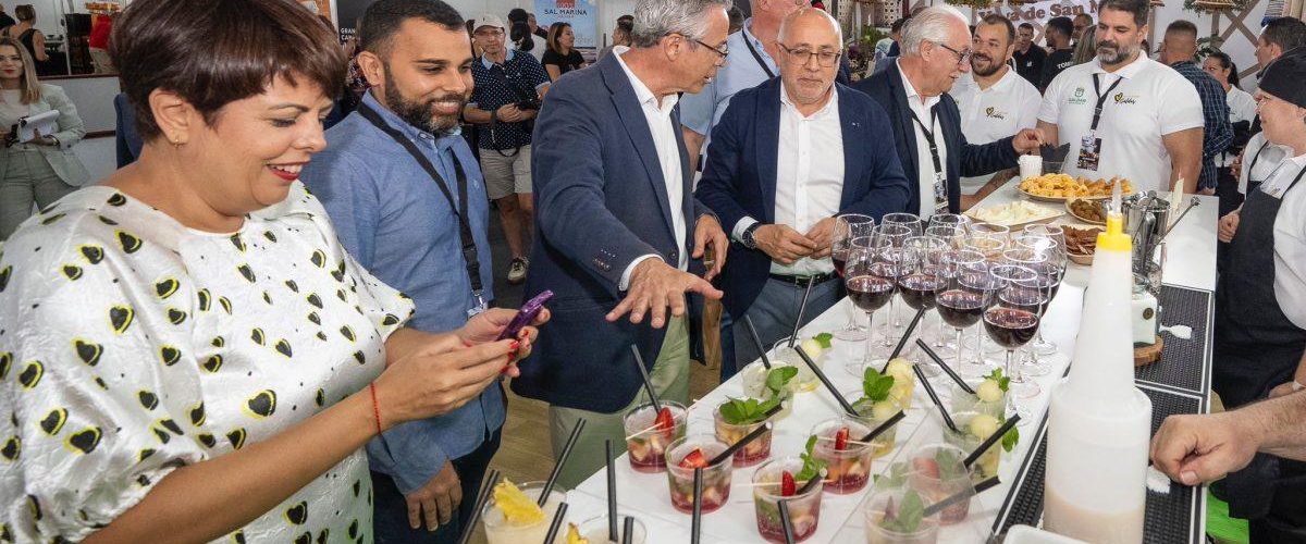 Minerva Alonso, Ulises Miranda, Tine Martín, Antonio Morales, Carlos Ruiz y Miguel Hidalgo, en el stand de Gáldar