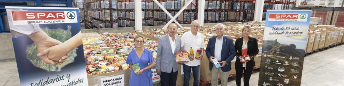 Momento de entrega de la mercancia solidaria a los representantes del Banco de Alimentos 1