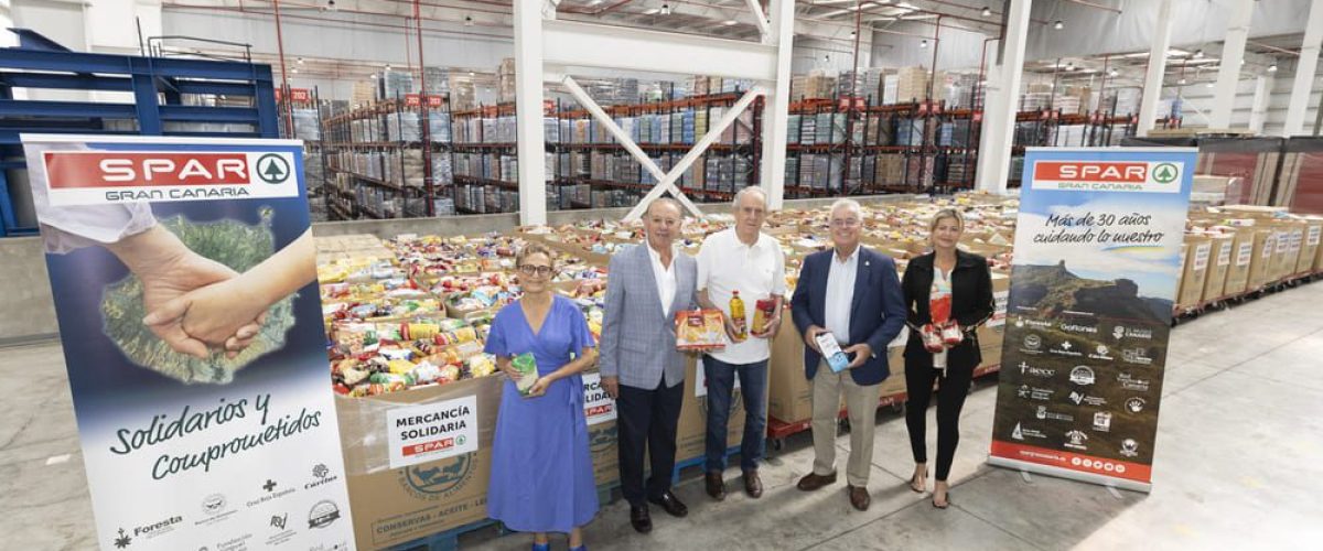 Momento de entrega de la mercancia solidaria a los representantes del Banco de Alimentos 1