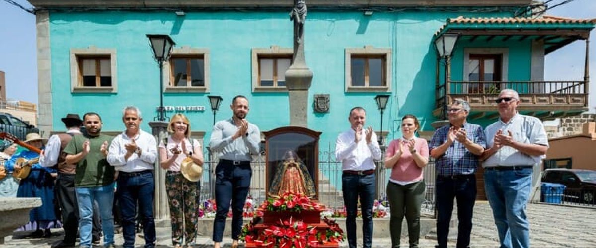 Momento de la Bajada de la Virgen de La Vega en la Plaza del Cristo 1