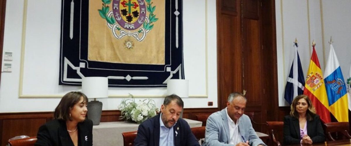 Momento de la firma del acuerdo entre el Ayuntamiento de Santa Cruz de Tenerife e HiperDino scaled