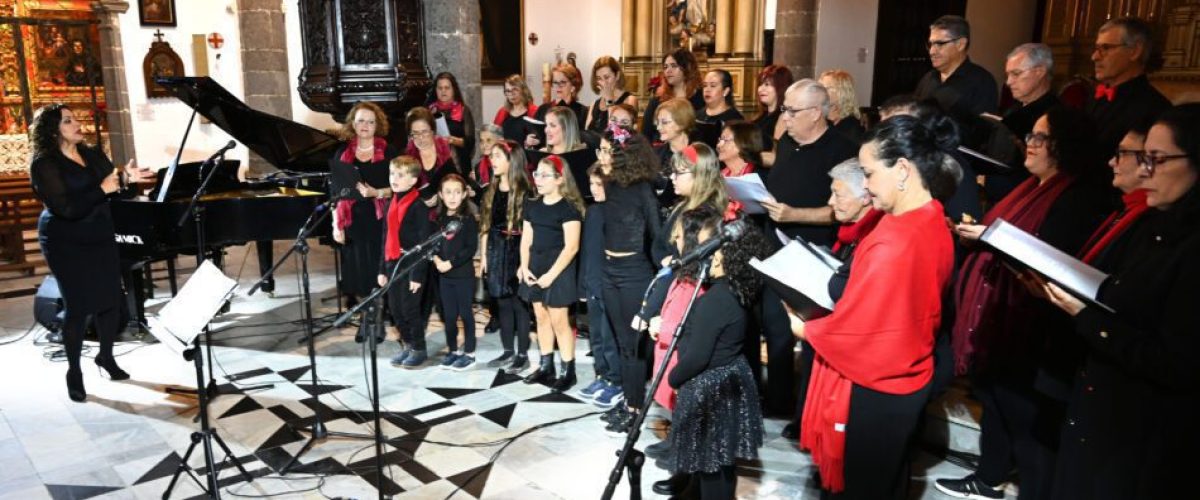 Momento en que actua tambien el Coro Infantil de las Escuelas Artisticas Ciudad de Guia scaled