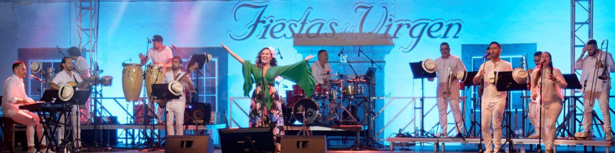 Natalia Palacios y la banda de músicos en el concierto tributo a Gloria estefan celebrado este miércoles en la Plaza Grande de Guía