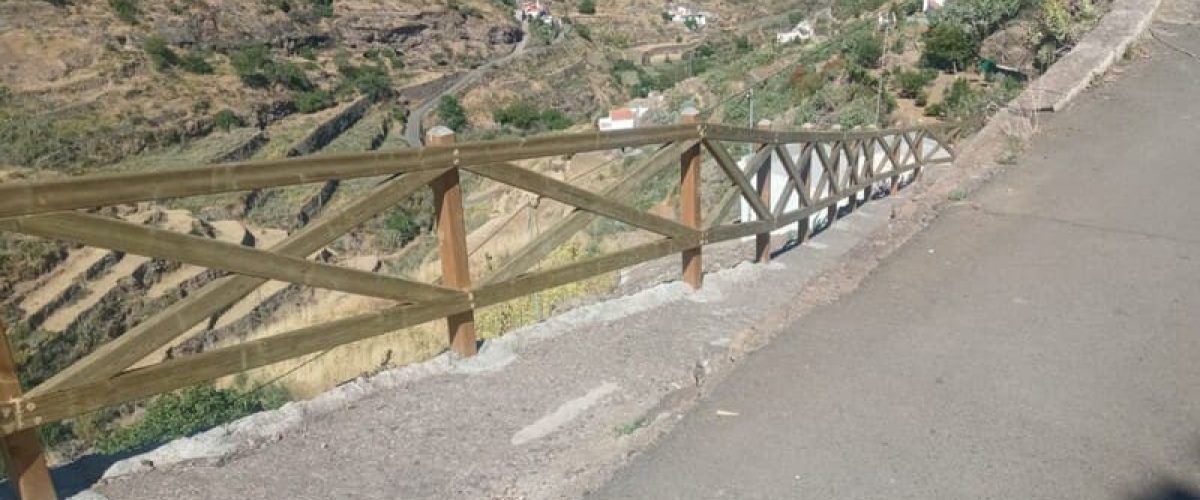 Nuevas barandillas de madera en el Anden de Juncalillo