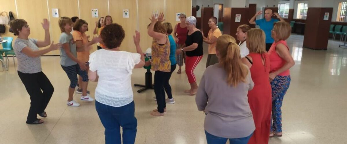 Participantes en el taller Ritmicamente en el Centro de Mayores de Guia