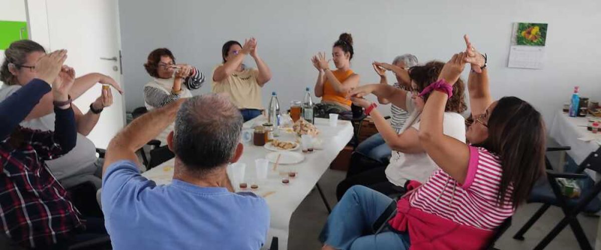 Participantes en el taller de cata de mieles de Guia celebrado recientemente en el Aula de la Naturaleza de Verdejo