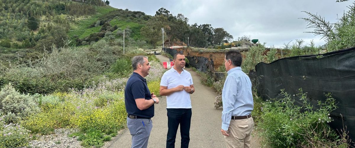 Pedro Rodríguez, acompañado del concejal de Obras, César Medina, a la izquierda de la imagen, visitaron la zona con un técnico