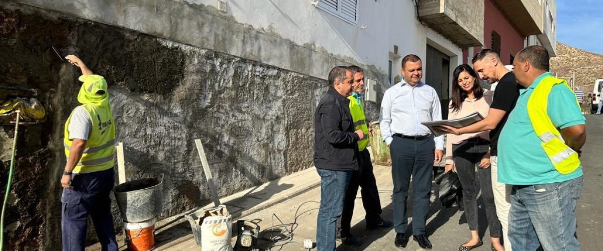 Pedro Rodriguez junto a los concejales Cesar Medina y Carolina Bolanos atiende las explicaciones del director de obra Matias Berrocal