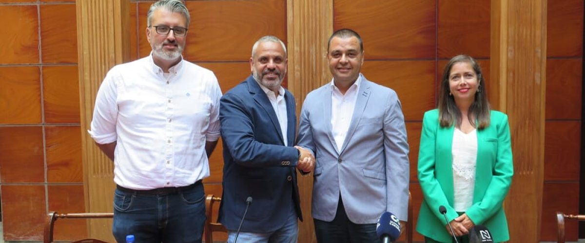 Pedro Rodriguez y Alfredo Goncalves junto a Sibisse Sosa e Isaac Bolanos tras la firma del acuerdo