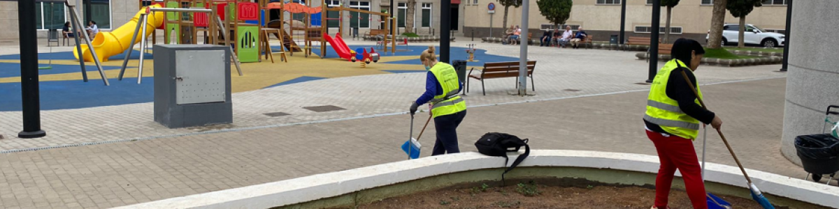 Personal del proyecto en labores de limpieza de espacios públicos del municipio (2)
