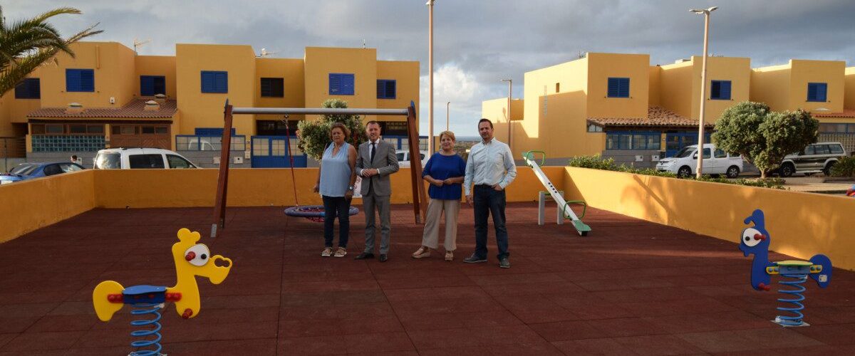 Pilar Mendoza Teodoro Sosa Ana Teresa Mendoza y Heriberto Reyes en el parque infantil de los duplex del Faro de Sardina