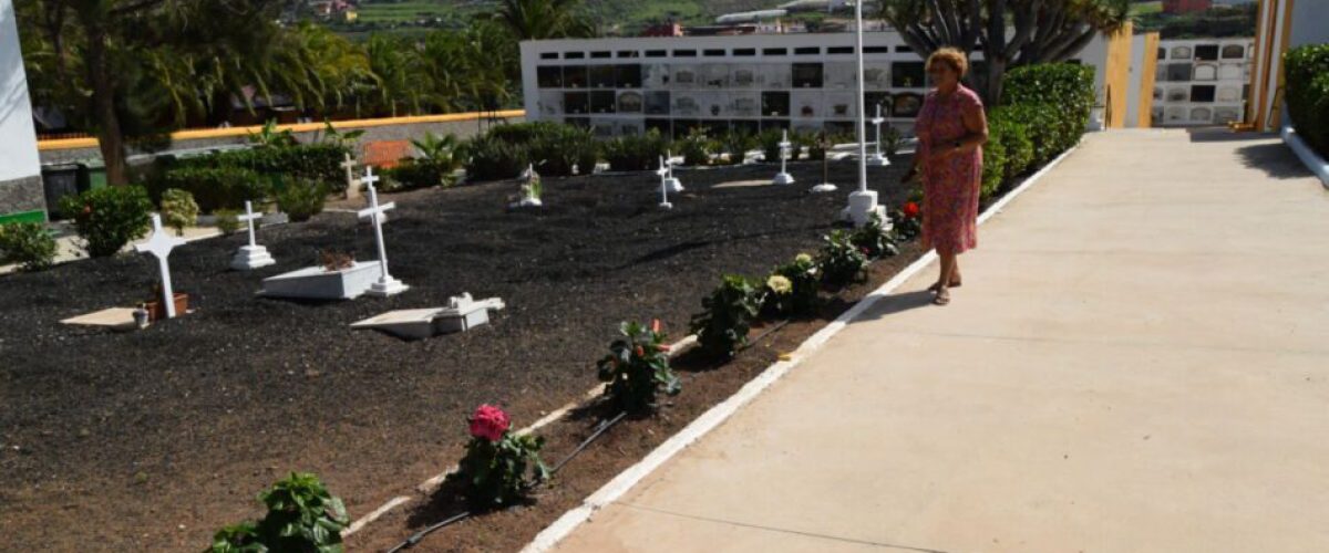 Pilar Mendoza en el cementerio de San Isidro