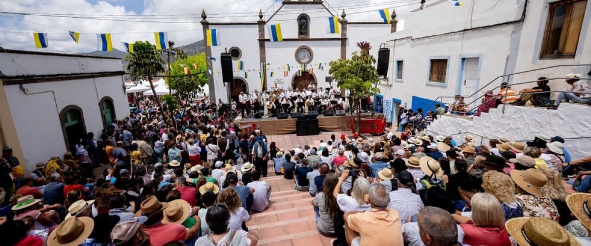 Plaza de San Jose de Caideros durante la actuacion de Los Sabandenos