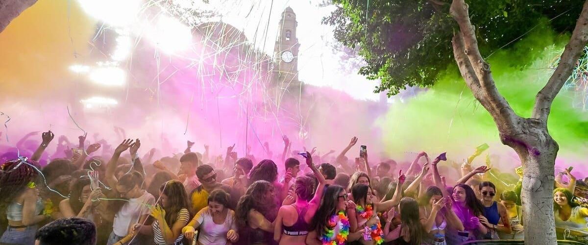 Plaza de Santiago durante la fiesta de polvos holi