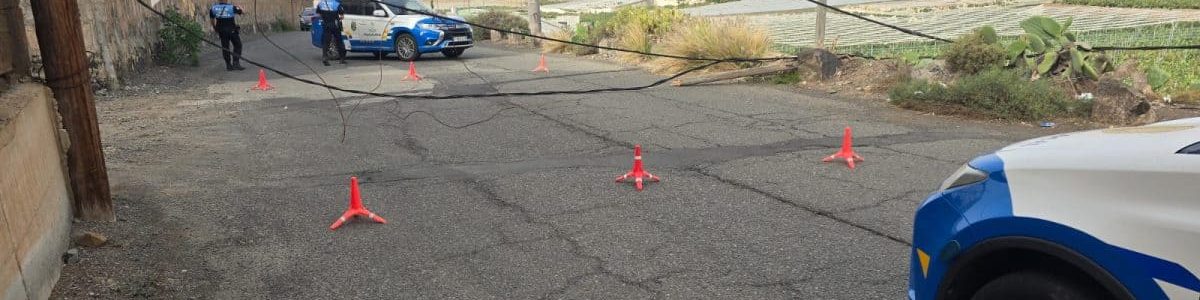 Poste y cableado derribado en la carretera de El Agujero