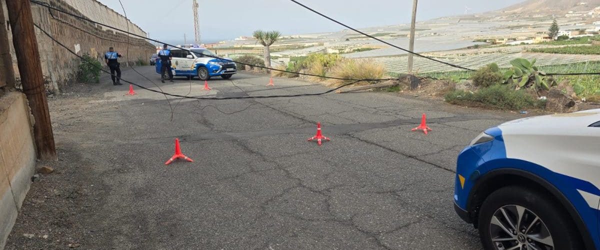 Poste y cableado derribado en la carretera de El Agujero