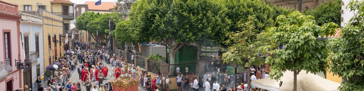 Procesión de Santiago en el entorno de la Plaza