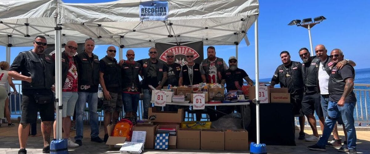 Representantes de Bombarderos MC Canarias en la donacion de material escolar 1