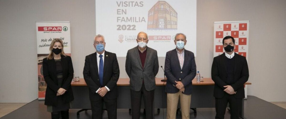 Representantes de El Museo Canario y SPAR Gran Canaria tras la firma del convenio