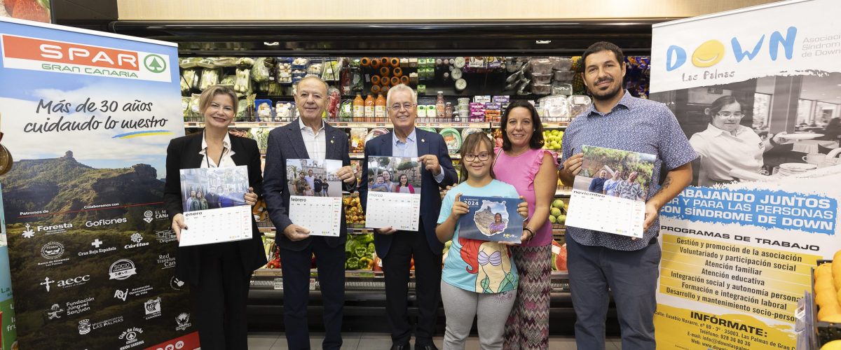 Representantes de SPAR Gran Canaria y de la Asociacion celebran el inicio de la venta de los calendarios solidarios