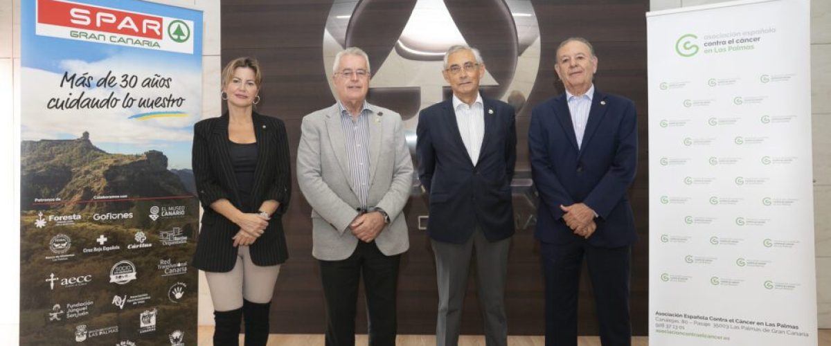 Representantes de SPAR Gran Canaria y la Asociacion Espanola Contra el Cancer tras la firma scaled