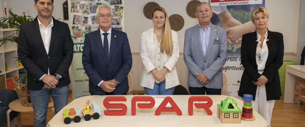 Representantes de SPAR y la Asociacion tras la firma del convenio