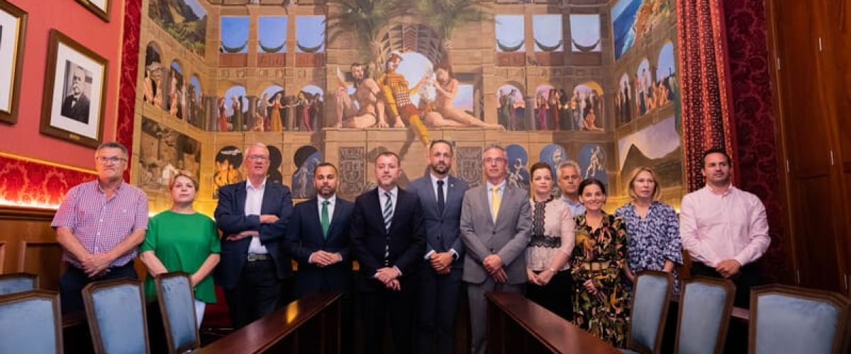 Representantes del grupo de gobierno en el Salon de Plenos con el mural Exvoto de la sangre al fondo 1