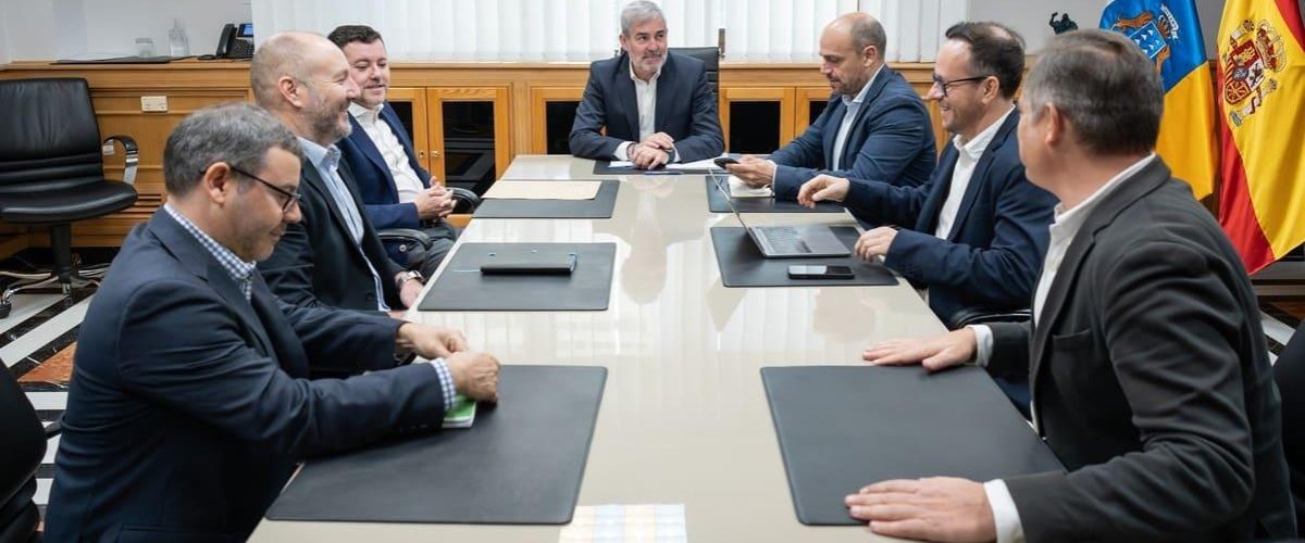 Reunion en el Gobierno de Canarias con el presidente Fernando Clavijo y Teodoro Sosa alcalde de Galdar