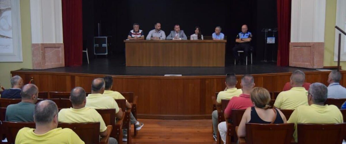 Reunion entre el Ayuntamiento y el sector del taxi en el Teatro Consistorial