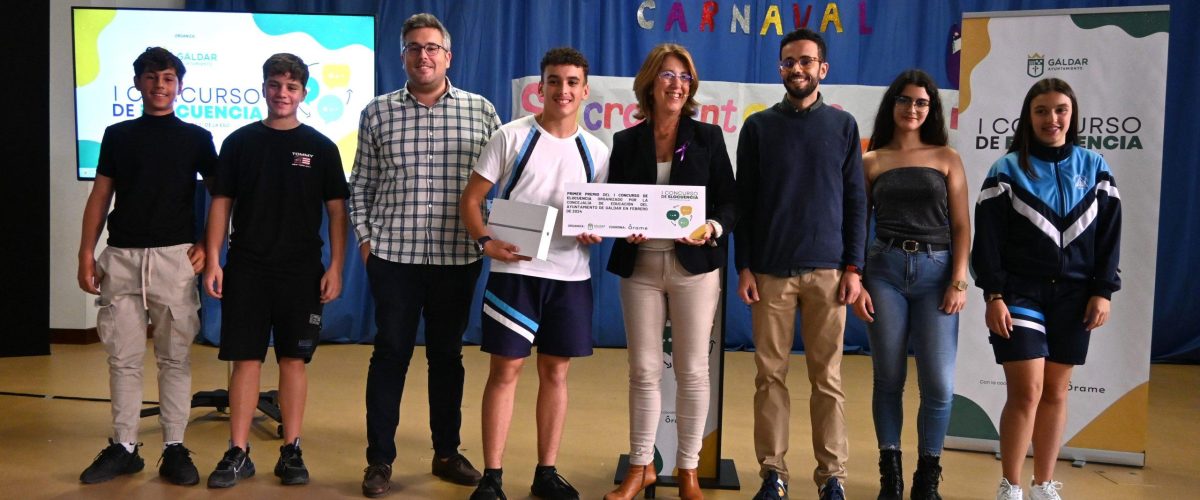 Rita Cabrera y Álvaro García, en el centro, con Javier Amador y Eliazar Santana a los lados y los finalistas del concurso