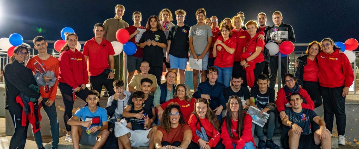 Ruth Martín, sentada en el centro de la primera fila, junto a jóvenes participantes en una actividad de la Concejalía de Juventud celebrada en el albergue municipal