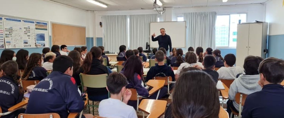 Santiago Gil durante su encuentro con los escolares del CEIP Nicolas Aguiar. 1