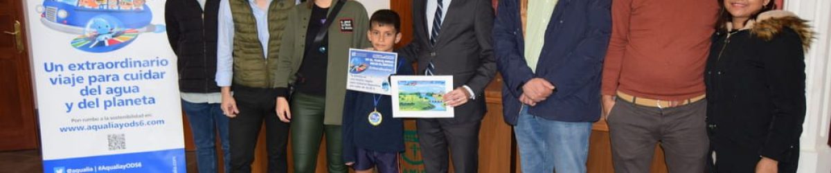Sebastián Angulo Alvarado recibe el premio de manos de Teodoro Sosa, junto a Carlos Ruiz, su familia y representantes del Antonio Padrón y de Aqualia (1)