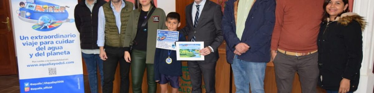 Sebastian Angulo Alvarado recibe el premio de manos de Teodoro Sosa junto a Carlos Ruiz su familia y representantes del Antonio Padron y de Aqualia 1