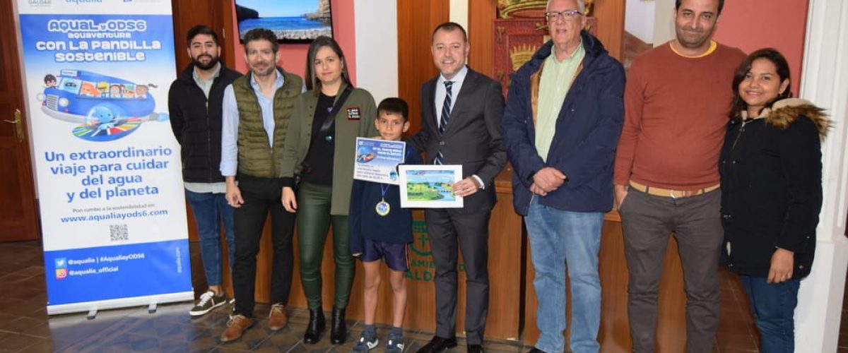 Sebastian Angulo Alvarado recibe el premio de manos de Teodoro Sosa junto a Carlos Ruiz su familia y representantes del Antonio Padron y de Aqualia 1