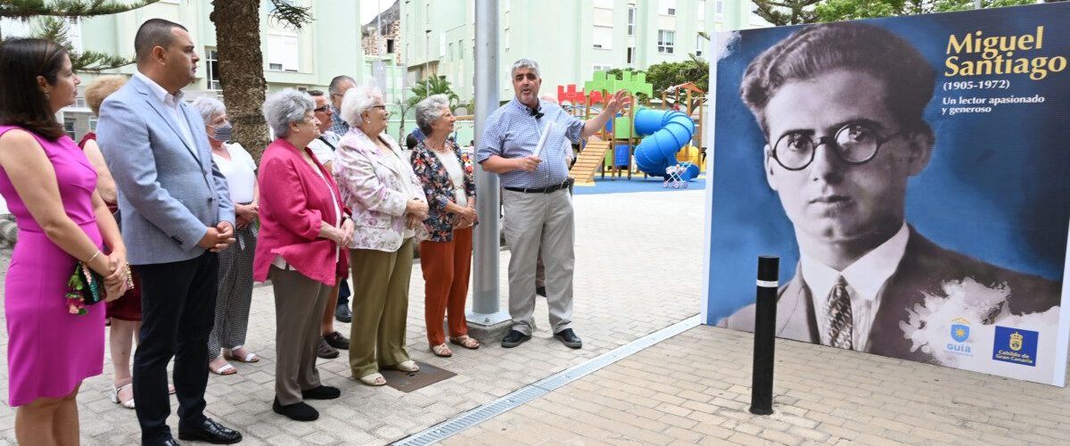 Sergio Aguiar explicando el contenido de los paneles de la exposicion urbana dedicada a Miguel Santiago