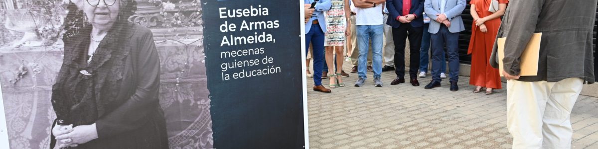 Sergio Aguiar explicando el contenido de los paneles de la exposición urbana inaugurada este miércoles en la Plaza de Las Huertas