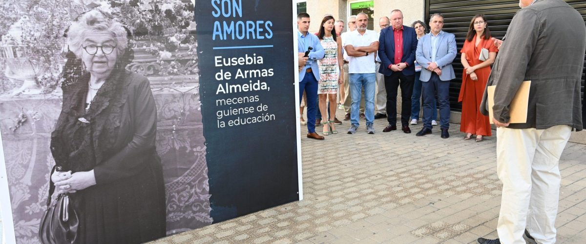 Sergio Aguiar explicando el contenido de los paneles de la exposición urbana inaugurada este miércoles en la Plaza de Las Huertas