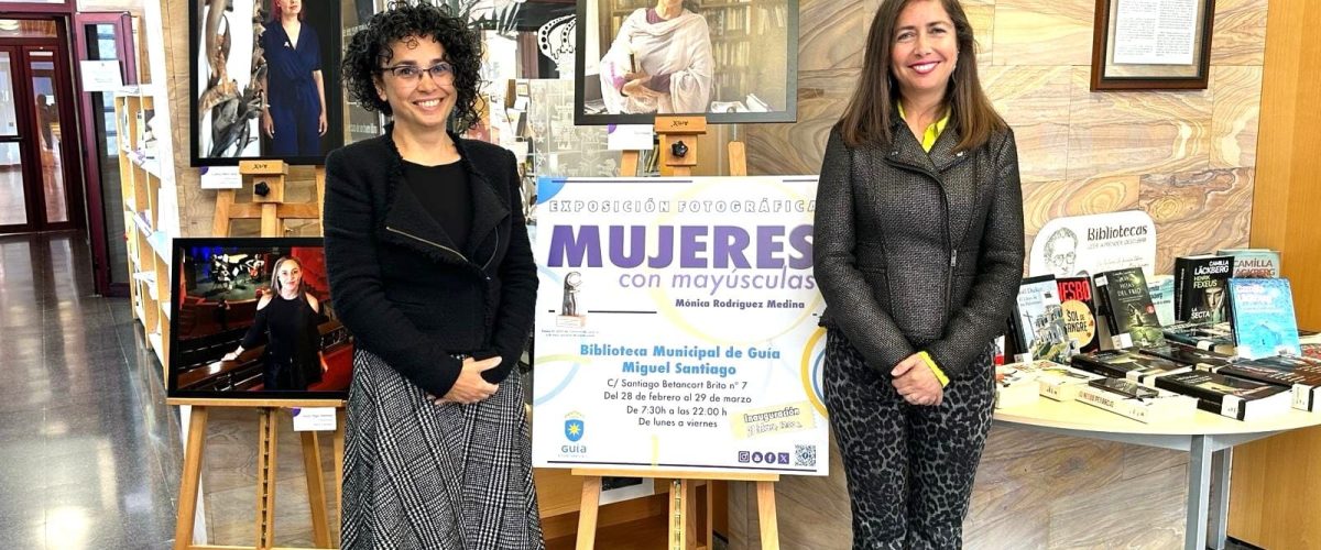 Sibisse Sosa, a la derecha de la imagen, y Mónica Rodríguez, junto a algunas de las fotografías que forman parte de la exposición inaugurada hoy