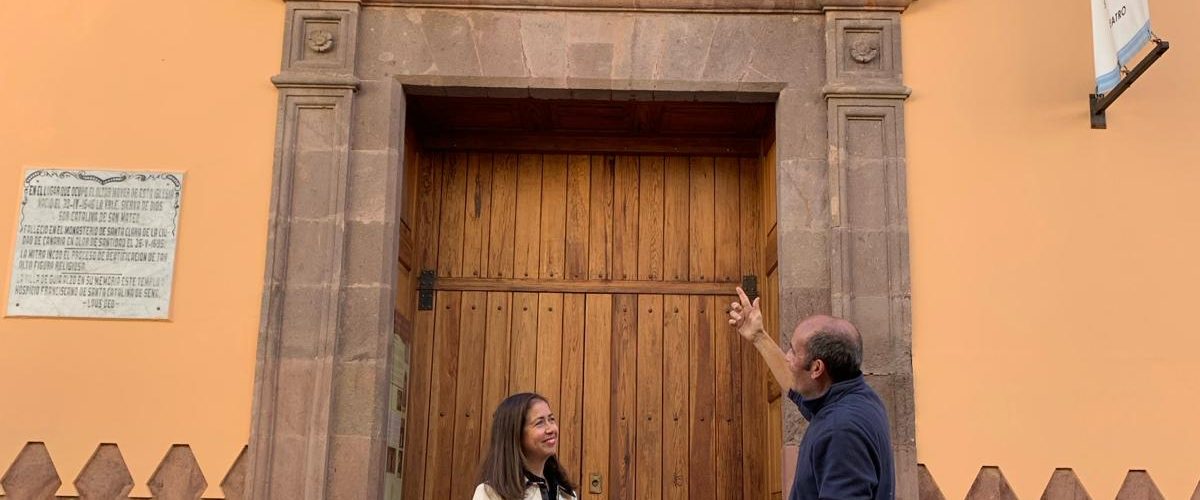 Sibisse Sosa y Alfredo Betancor junto a la fotografía instalada hoy en la fachada de la Casa de la Culrura