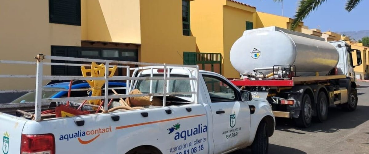 Suministro con cubas de agua en la Urbanizacion de Taya