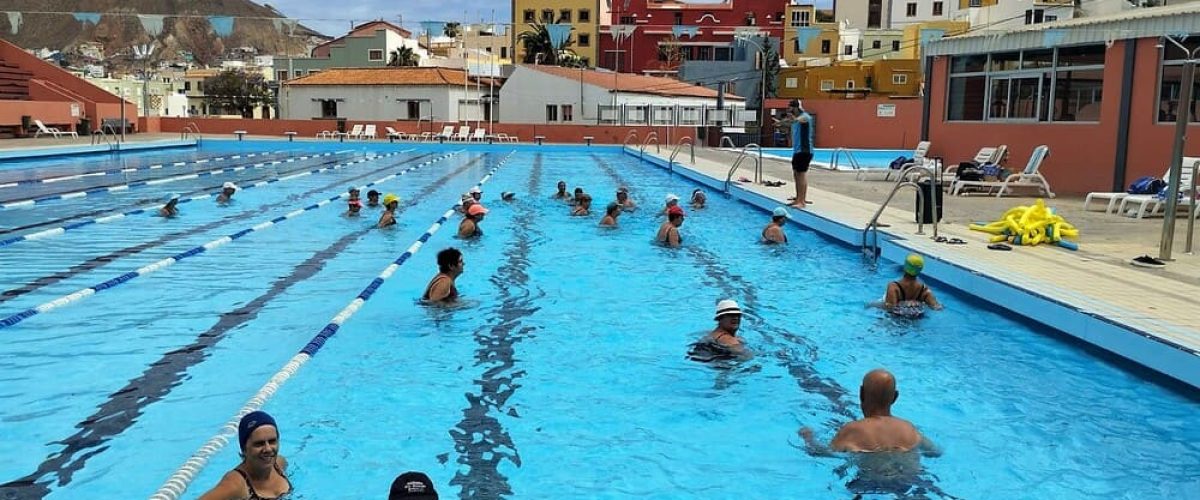 Taller de aquaerobic para personas mayores en las piscinas municipales