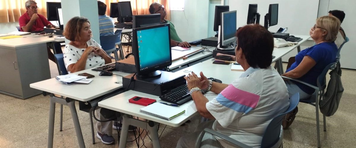 Taller de competencias digilates en el Aula de Informatica del Centro de Mayores