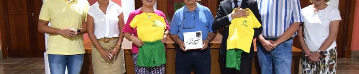 Teodoro Sosa Ana Teresa Mendoza Carlos Siles y varios concejales junto a piezas de ropa donadas a Tarvita Alta