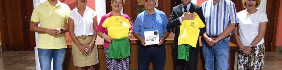 Teodoro Sosa Ana Teresa Mendoza Carlos Siles y varios concejales junto a piezas de ropa donadas a Tarvita Alta