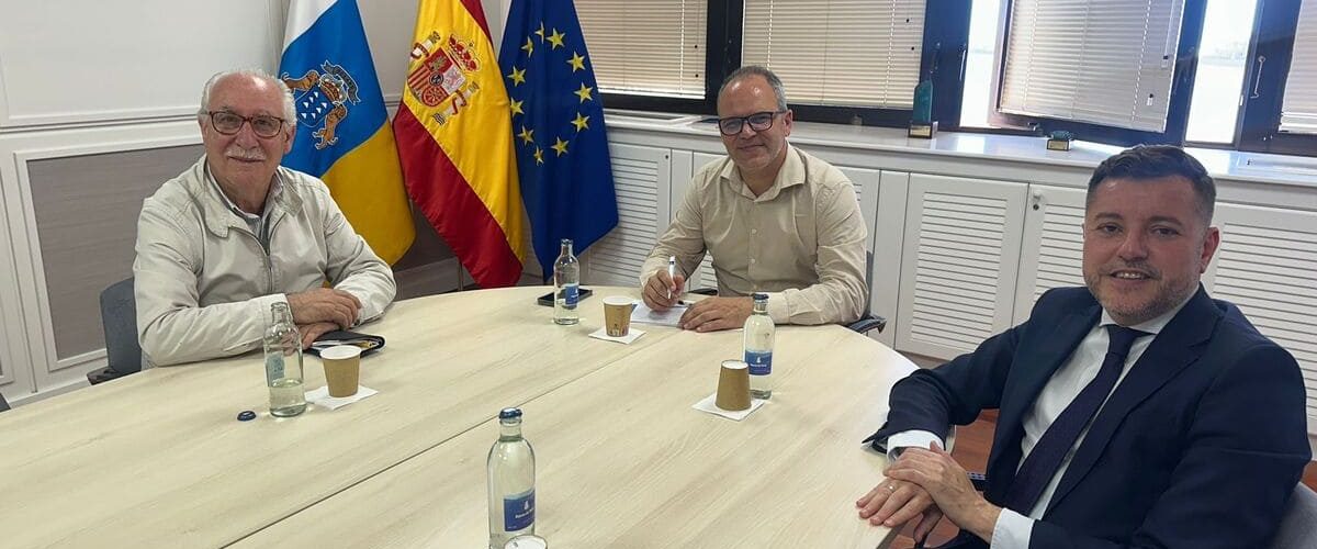 Teodoro Sosa, Antonio Manuel Acosta y Miguel Hidalgo, durante la reunión llevada a cabo sobre el emisario submarino de Bocabarranco