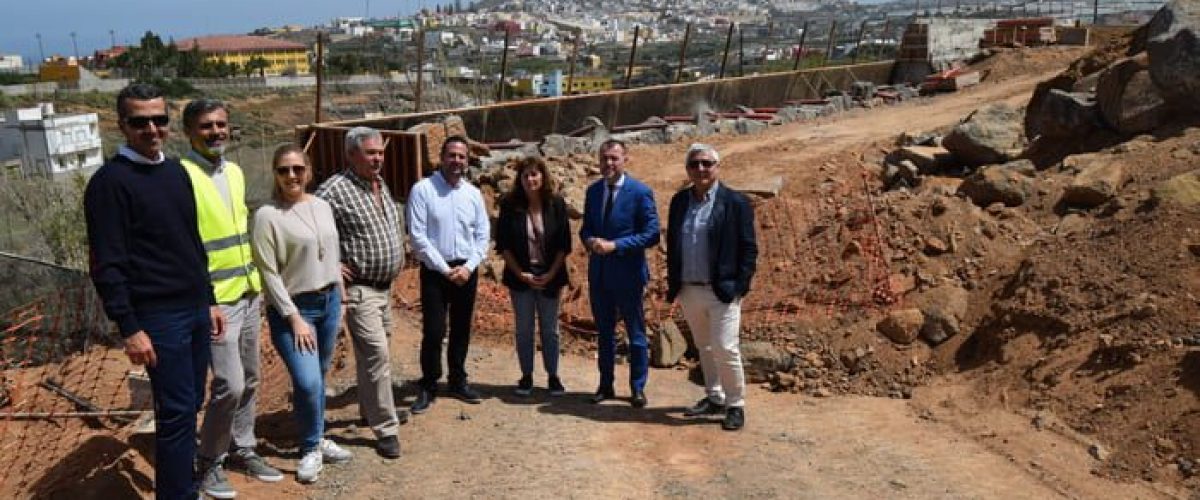 Teodoro Sosa Conchi Monzon y Heriberto Reyes al fondo en la obra de urbanizacion de las viviendas sociales de El Roque 1